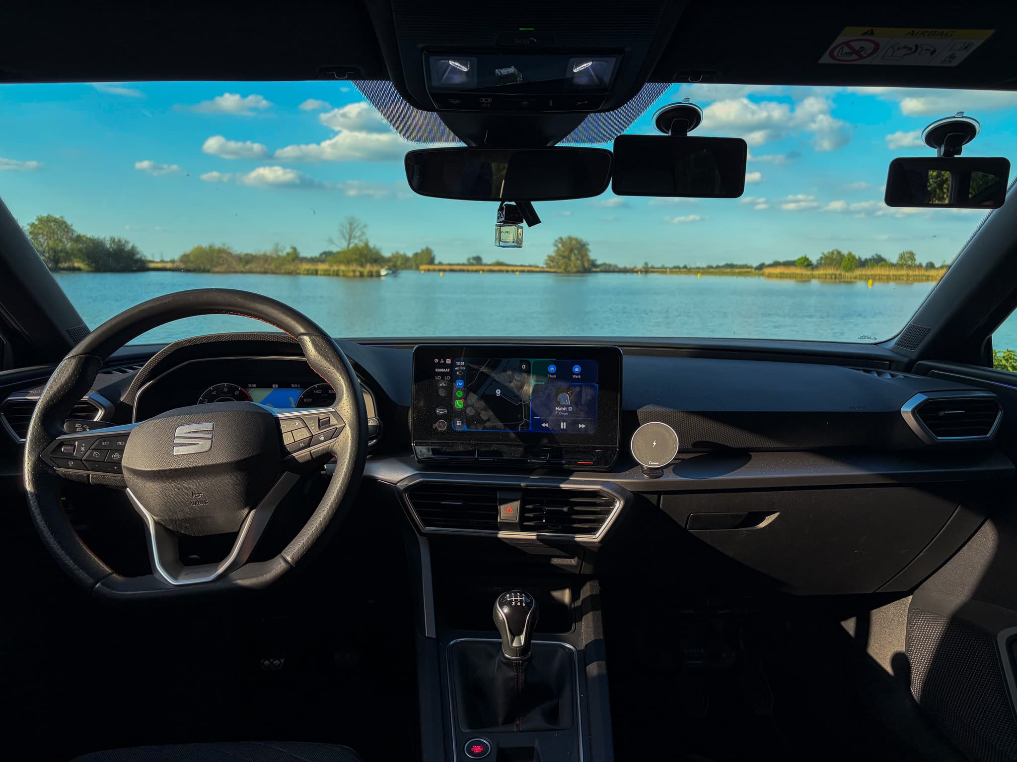 Interieur van de Seat Leon FR lesauto van Kroescontrol